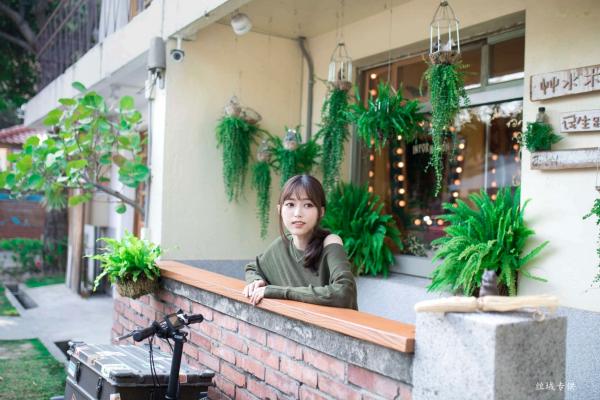    台湾正妹亿亿：审计新村清新外拍写真，条纹露肩装尽显甜美文艺范儿第49张图片