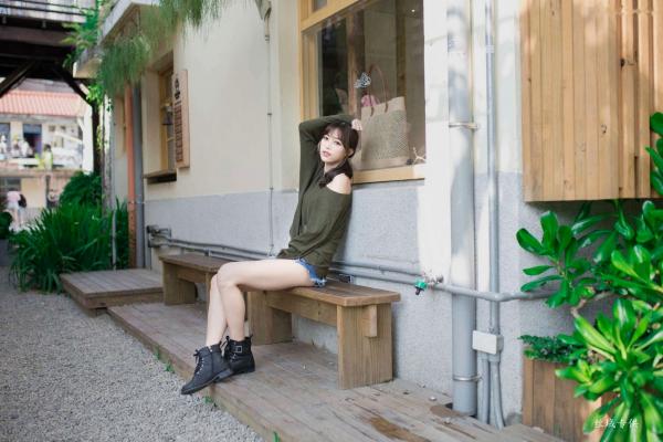    台湾正妹亿亿：审计新村清新外拍写真，条纹露肩装尽显甜美文艺范儿第50张图片