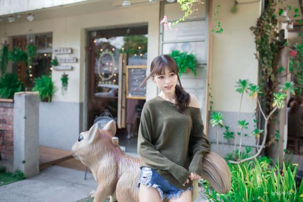    台湾正妹亿亿：审计新村清新外拍写真，条纹露肩装尽显甜美文艺范儿第51张图片