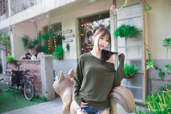    台湾正妹亿亿：审计新村清新外拍写真，条纹露肩装尽显甜美文艺范儿第52张图片