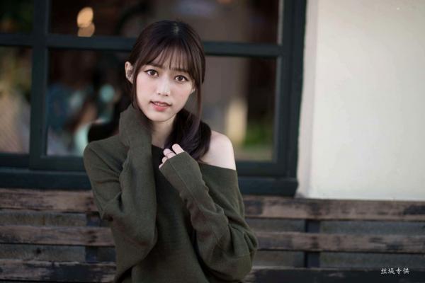    台湾正妹亿亿：审计新村清新外拍写真，条纹露肩装尽显甜美文艺范儿第70张图片