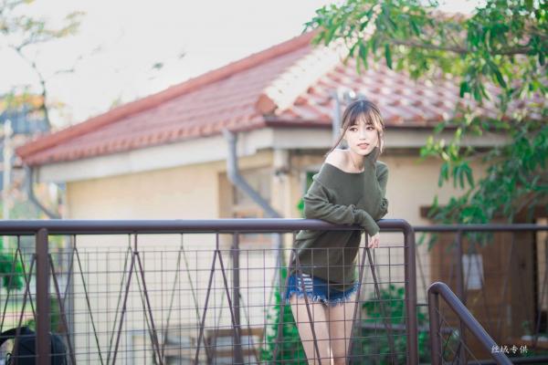    台湾正妹亿亿：审计新村清新外拍写真，条纹露肩装尽显甜美文艺范儿第75张图片