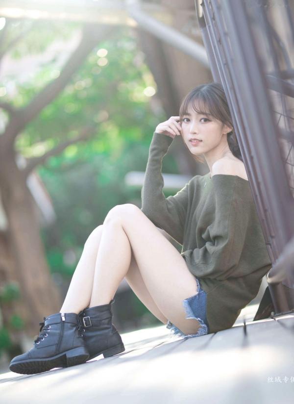    台湾正妹亿亿：审计新村清新外拍写真，条纹露肩装尽显甜美文艺范儿第77张图片