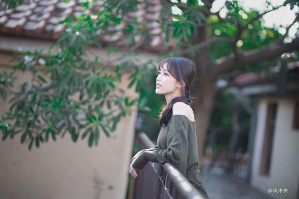    台湾正妹亿亿：审计新村清新外拍写真，条纹露肩装尽显甜美文艺范儿第80张图片