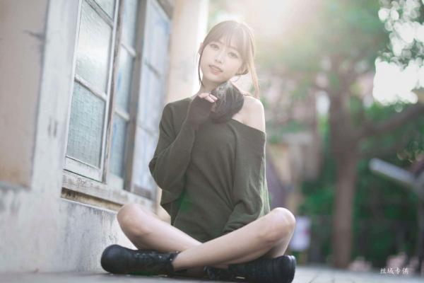    台湾正妹亿亿：审计新村清新外拍写真，条纹露肩装尽显甜美文艺范儿第86张图片