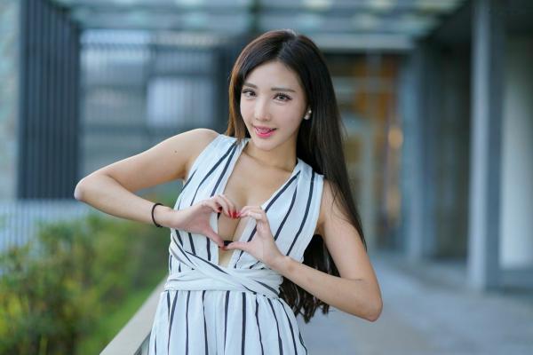    台湾女神赵芸Syuan台中美术馆性感街拍写真，深V连身条纹诱惑，展现傲人火辣曲线，极品颜值尽显女神范第2张图片
