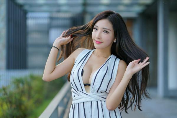    台湾女神赵芸Syuan台中美术馆性感街拍写真，深V连身条纹诱惑，展现傲人火辣曲线，极品颜值尽显女神范第21张图片
