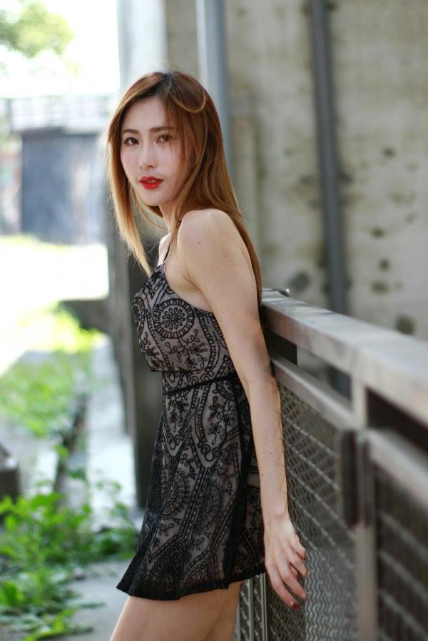    台湾正妹黄艾比Abbie桥头糖厂户外写真，性感蕾丝吊带秀出曼妙身材与冷艳气质第72张图片