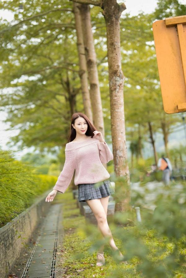    台湾正妹Lia杨思原《新店碧潭》户外清新写真，甜美穿搭尽显文艺邻家女神范儿第1张图片