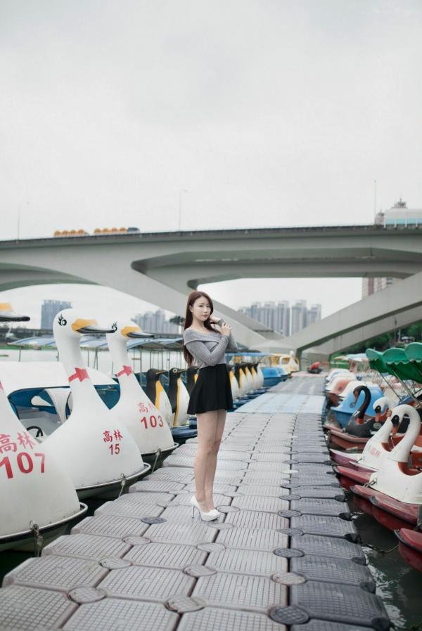    台湾正妹Lia杨思原《新店碧潭》户外清新写真，甜美穿搭尽显文艺邻家女神范儿第5张图片