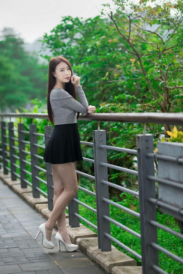    台湾正妹Lia杨思原《新店碧潭》户外清新写真，甜美穿搭尽显文艺邻家女神范儿第12张图片