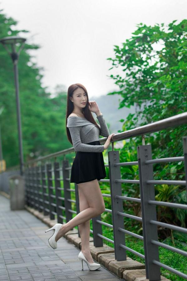    台湾正妹Lia杨思原《新店碧潭》户外清新写真，甜美穿搭尽显文艺邻家女神范儿第17张图片