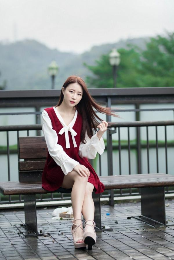    台湾正妹Lia杨思原《新店碧潭》户外清新写真，甜美穿搭尽显文艺邻家女神范儿第19张图片