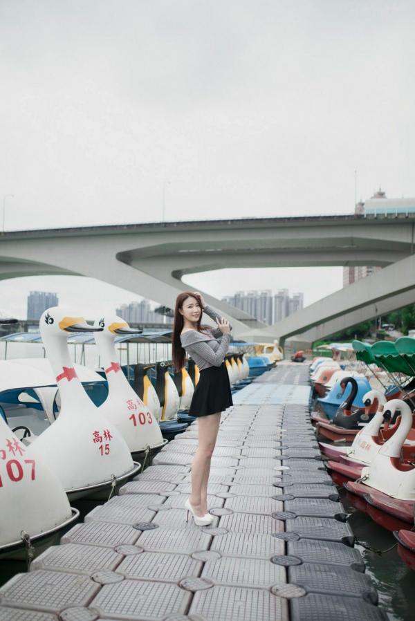    台湾正妹Lia杨思原《新店碧潭》户外清新写真，甜美穿搭尽显文艺邻家女神范儿第22张图片