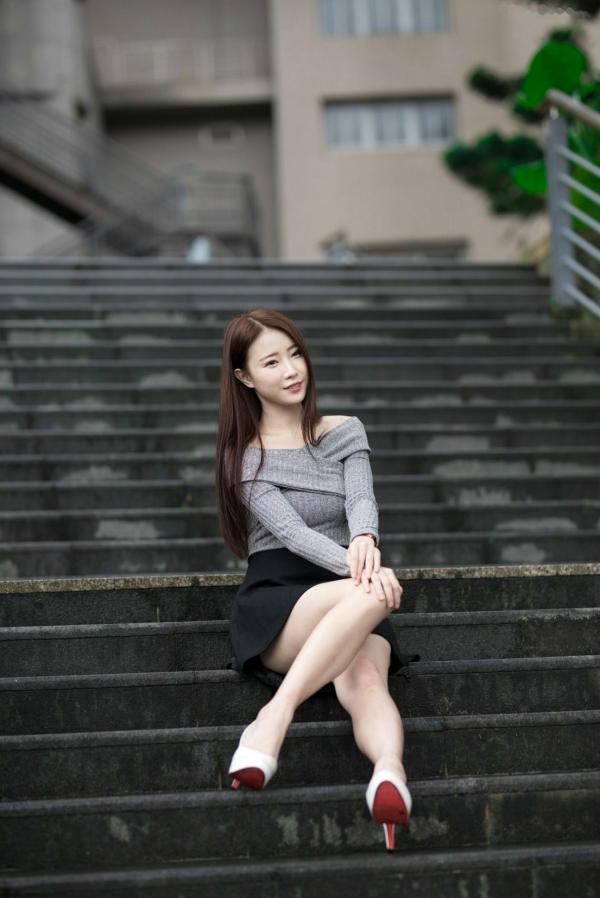    台湾正妹Lia杨思原《新店碧潭》户外清新写真，甜美穿搭尽显文艺邻家女神范儿第23张图片