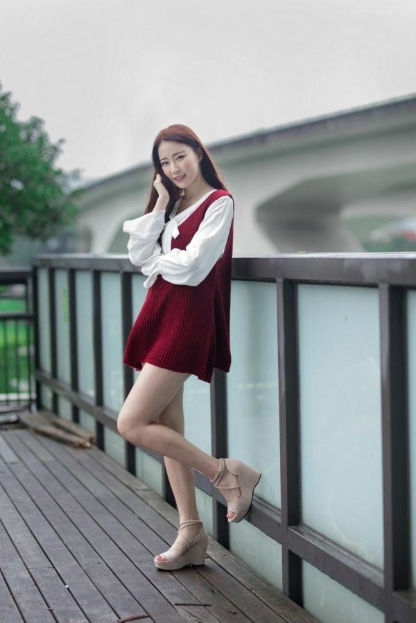    台湾正妹Lia杨思原《新店碧潭》户外清新写真，甜美穿搭尽显文艺邻家女神范儿第32张图片