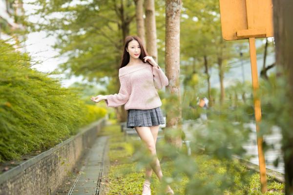    台湾正妹Lia杨思原《新店碧潭》户外清新写真，甜美穿搭尽显文艺邻家女神范儿第37张图片