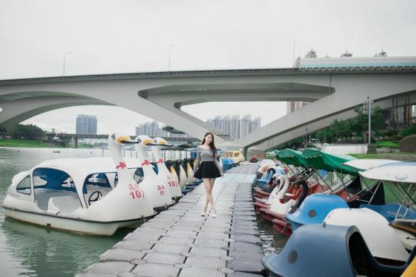    台湾正妹Lia杨思原《新店碧潭》户外清新写真，甜美穿搭尽显文艺邻家女神范儿第47张图片