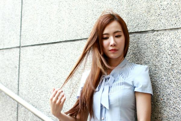    台湾正妹Dora妍希：高雄巨蛋职场风写真，OL衬衫搭配修身短裙与诱惑黑丝，演绎干练迷人的都市丽人风情第50张图片