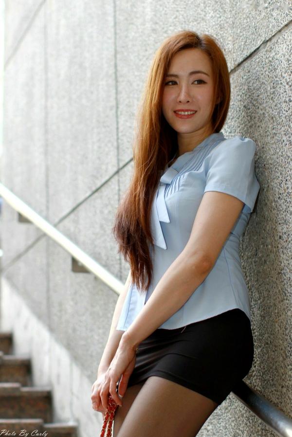    台湾正妹Dora妍希：高雄巨蛋职场风写真，OL衬衫搭配修身短裙与诱惑黑丝，演绎干练迷人的都市丽人风情第54张图片