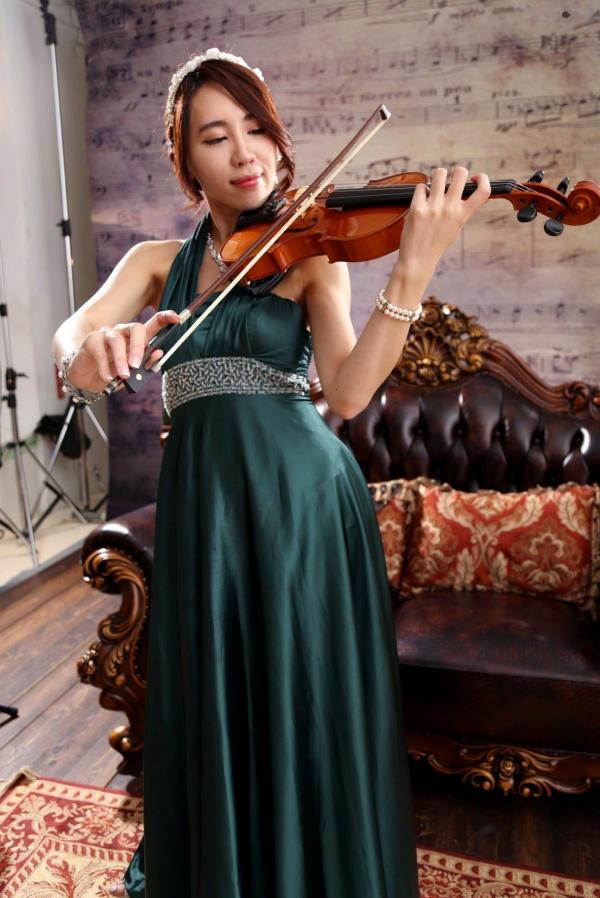    台湾女神廖羽涵Alice圣诞棚拍写真，性感圣诞女郎装扮与优雅晚礼服小提琴造型，多面魅力惊艳出镜第17张图片