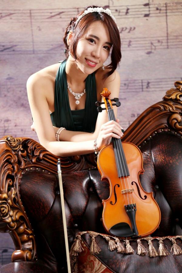    台湾女神廖羽涵Alice圣诞棚拍写真，性感圣诞女郎装扮与优雅晚礼服小提琴造型，多面魅力惊艳出镜第20张图片