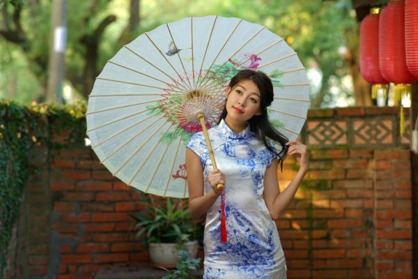    台湾正妹简嘉莹/小紫《光復新村》古典旗袍外拍写真，青花瓷风格展现温婉东方气质第5张图片