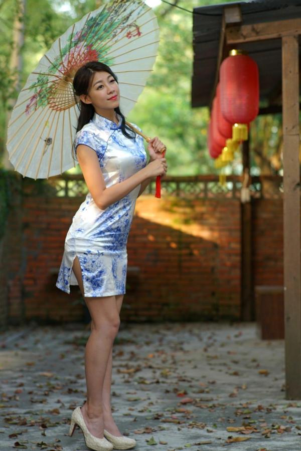    台湾正妹简嘉莹/小紫《光復新村》古典旗袍外拍写真，青花瓷风格展现温婉东方气质第13张图片