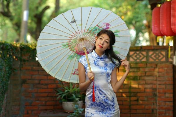    台湾正妹简嘉莹/小紫《光復新村》古典旗袍外拍写真，青花瓷风格展现温婉东方气质第18张图片
