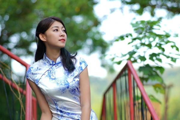    台湾正妹简嘉莹/小紫《光復新村》古典旗袍外拍写真，青花瓷风格展现温婉东方气质第27张图片