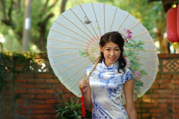    台湾正妹简嘉莹/小紫《光復新村》古典旗袍外拍写真，青花瓷风格展现温婉东方气质第39张图片