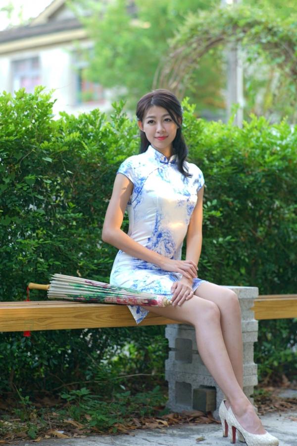    台湾正妹简嘉莹/小紫《光復新村》古典旗袍外拍写真，青花瓷风格展现温婉东方气质第42张图片
