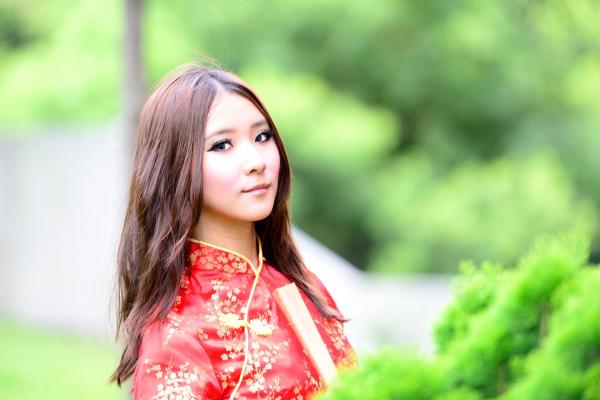    台湾模特阿布户外唯美旗袍写真：红黑经典演绎东方优雅韵味第1张图片
