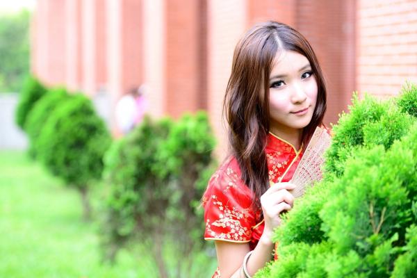    台湾模特阿布户外唯美旗袍写真：红黑经典演绎东方优雅韵味第2张图片
