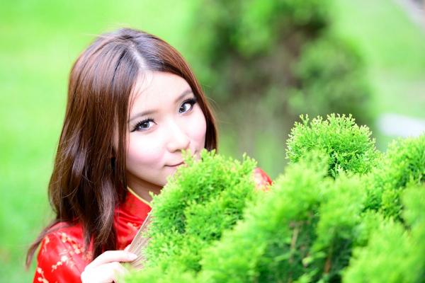    台湾模特阿布户外唯美旗袍写真：红黑经典演绎东方优雅韵味第3张图片