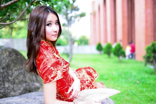    台湾模特阿布户外唯美旗袍写真：红黑经典演绎东方优雅韵味第11张图片