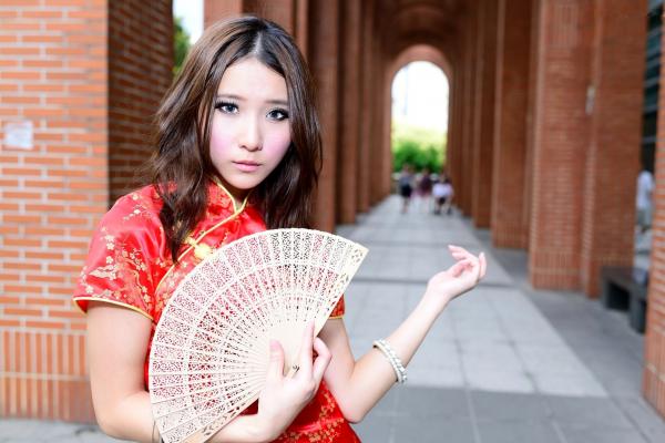    台湾模特阿布户外唯美旗袍写真：红黑经典演绎东方优雅韵味第17张图片