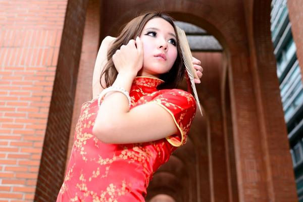    台湾模特阿布户外唯美旗袍写真：红黑经典演绎东方优雅韵味第19张图片