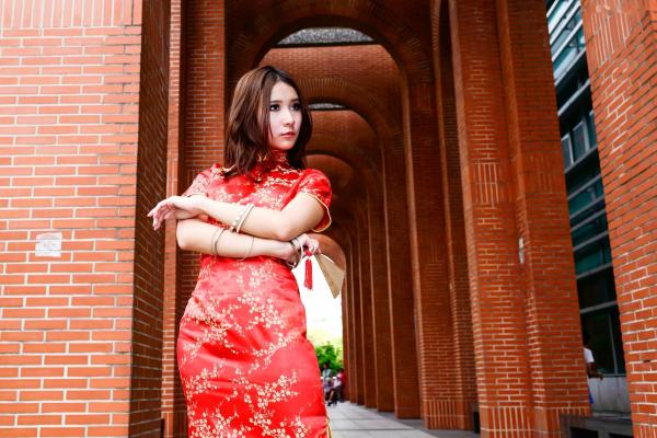    台湾模特阿布户外唯美旗袍写真：红黑经典演绎东方优雅韵味第20张图片