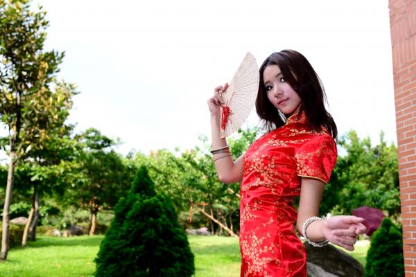    台湾模特阿布户外唯美旗袍写真：红黑经典演绎东方优雅韵味第22张图片