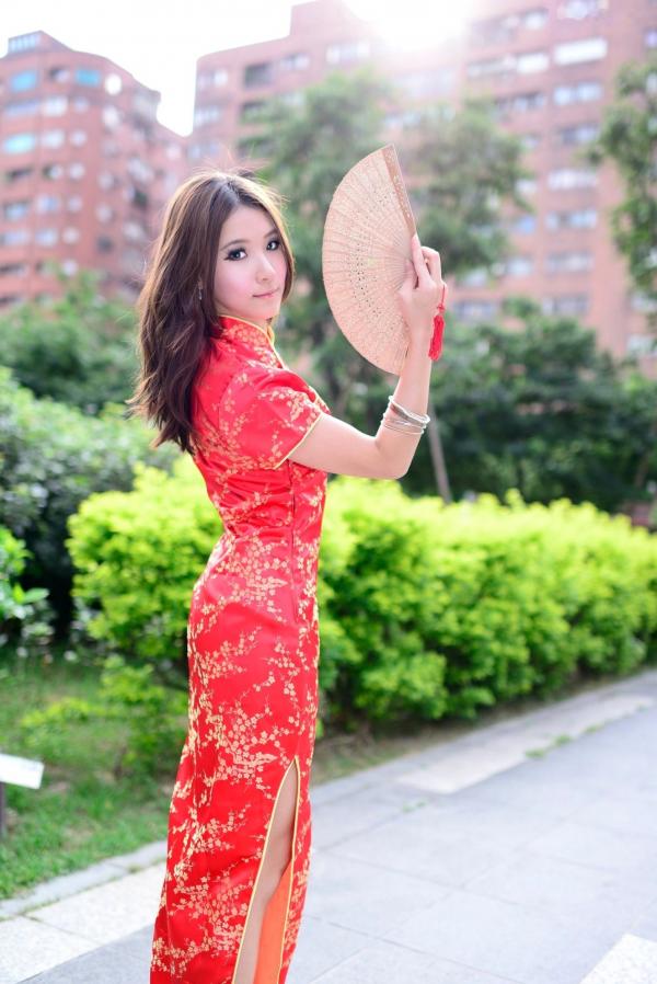    台湾模特阿布户外唯美旗袍写真：红黑经典演绎东方优雅韵味第24张图片