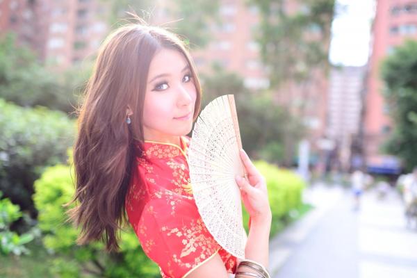    台湾模特阿布户外唯美旗袍写真：红黑经典演绎东方优雅韵味第25张图片
