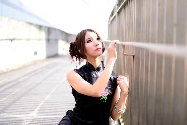    台湾模特阿布户外唯美旗袍写真：红黑经典演绎东方优雅韵味第28张图片