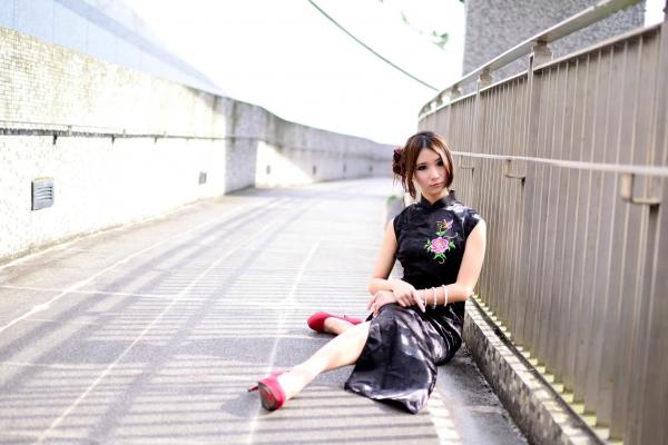    台湾模特阿布户外唯美旗袍写真：红黑经典演绎东方优雅韵味第30张图片