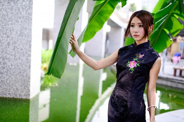    台湾模特阿布户外唯美旗袍写真：红黑经典演绎东方优雅韵味第36张图片