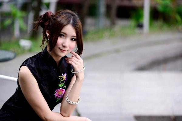    台湾模特阿布户外唯美旗袍写真：红黑经典演绎东方优雅韵味第45张图片