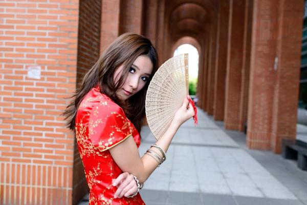    台湾模特阿布户外唯美旗袍写真：红黑经典演绎东方优雅韵味第65张图片
