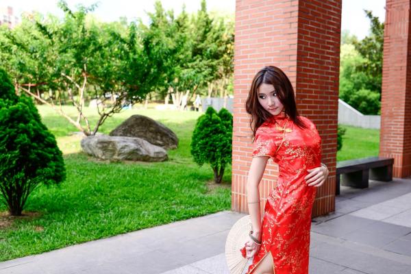    台湾模特阿布户外唯美旗袍写真：红黑经典演绎东方优雅韵味第69张图片