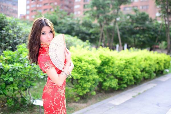    台湾模特阿布户外唯美旗袍写真：红黑经典演绎东方优雅韵味第71张图片