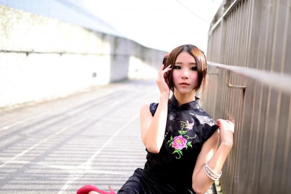    台湾模特阿布户外唯美旗袍写真：红黑经典演绎东方优雅韵味第72张图片